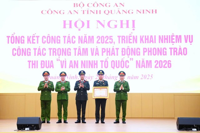 Thừa ủy quyền, Thứ trưởng Nguyễn Ngọc L&acirc;m trao Bằng khen của Thủ tướng Ch&iacute;nh phủ tặng C&ocirc;ng an tỉnh Quảng Ninh đ&atilde; c&oacute; nhiều th&agrave;nh t&iacute;ch trong x&acirc;y dựng, triển khai Đề &aacute;n 06, giai đoạn 2022 - 2025.