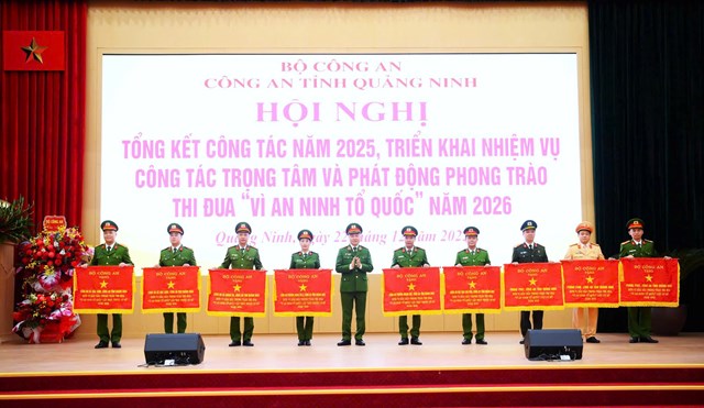Thứ trưởng Nguyễn Ngọc L&acirc;m trao Cờ thi đua của Bộ C&ocirc;ng an tặng c&aacute;c tập thể c&oacute; th&agrave;nh t&iacute;ch xuất sắc trong phong tr&agrave;o V&igrave; an ninh Tổ quốc năm 2025.