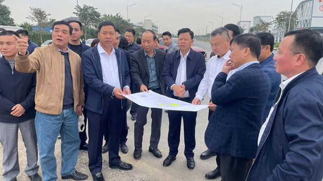 Ph&oacute; Chủ tịch UBND th&agrave;nh phố L&ecirc; Trung Ki&ecirc;n kiểm tra thực địa.