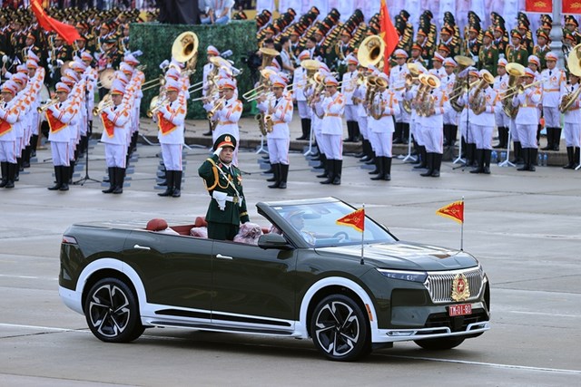 Khối Qu&acirc;n kỳ do đồng ch&iacute; Thượng tướng Nguyễn Hồng Th&aacute;i, Ủy vi&ecirc;n Trung ương Đảng, Ủy vi&ecirc;n Qu&acirc;n ủy Trung ương, Thứ trưởng Bộ Quốc ph&ograve;ng chỉ huy dẫn đầu c&aacute;c khối đại diện cho Qu&acirc;n đội nh&acirc;n d&acirc;n Việt Nam anh h&ugrave;ng v&agrave; d&acirc;n qu&acirc;n tự vệ - Ảnh: VGP/Nhật Bắc