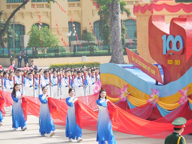 Khối diễu h&agrave;nh B&aacute;o ch&iacute; C&aacute;ch mạng Việt Nam&nbsp;
