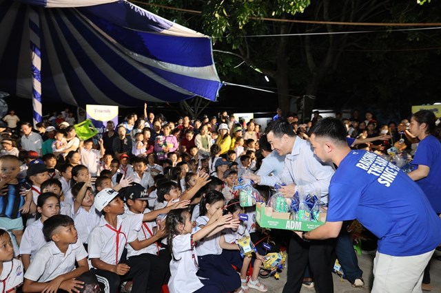 &Ocirc;ng Đỗ Thanh Tuấn - Gi&aacute;m đốc Đối ngoại Vinamilk - tham gia v&agrave; trao qu&agrave; cho c&aacute;c em học sinh trong ng&agrave;y hội Trung thu tại Ea Rốk (Ảnh: Nguyễn Ho&agrave;ng). &nbsp;