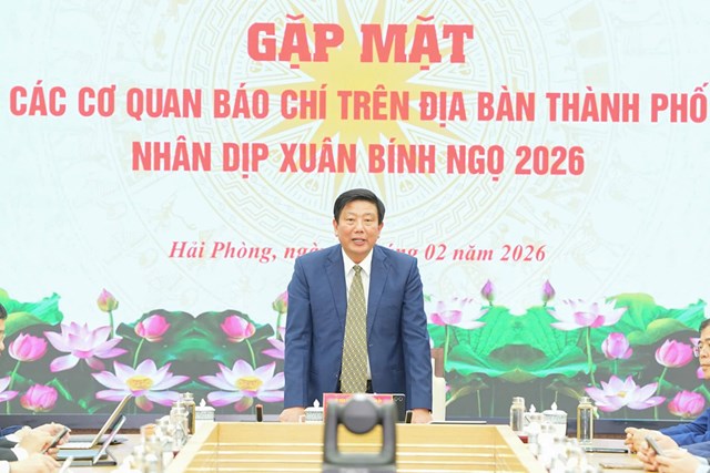 &Ocirc;ng Nguyễn Quang Ph&uacute;c - Trưởng Ban Tuy&ecirc;n gi&aacute;o v&agrave; D&acirc;n vận Th&agrave;nh ủy Hải Ph&ograve;ng chủ tr&igrave; buổi gặp mặt.