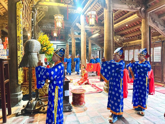 Nghi thức d&acirc;ng hương v&agrave; lễ tế khai Xu&acirc;n đ&atilde; diễn ra trang trọng tại ch&ugrave;a C&ocirc;n Sơn v&agrave; đền Nguyễn Tr&atilde;i.&nbsp;Đ&acirc;y l&agrave; nghi lễ truyền thống mở đầu c&aacute;c hoạt động lễ hội, nhằm xin ph&eacute;p chư vị Phật, chư vị Th&aacute;nh, chư vị thần linh cho ph&eacute;p tổ chức lễ hội.
Đ&uacute;ng 7 giờ s&aacute;ng, nghi thức d&acirc;ng hương v&agrave; lễ tế khai Xu&acirc;n đ&atilde; diễn ra trang trọng tại ch&ugrave;a C&ocirc;n Sơn v&agrave; đền Nguyễn Tr&atilde;i. Tiếp đ&oacute;, tại đền Kiếp Bạc, Ban Tổ chức c&ugrave;ng ch&iacute;nh quyền địa phương v&agrave; đ&ocirc;ng đảo du kh&aacute;ch thập phương đ&atilde; thực hiện lễ tế Kỳ ph&uacute;c theo nghi thức cổ truyền. Trong kh&ocirc;ng gian linh thi&ecirc;ng trước đền thờ Đức Th&aacute;nh Trần, c&aacute;c bậc b&ocirc; l&atilde;o đ&atilde; thực hiện lễ tế cầu cho quốc th&aacute;i d&acirc;n an, mưa thuận gi&oacute; h&ograve;a, m&ugrave;a m&agrave;ng bội thu, mong cho một m&ugrave;a lễ hội su&ocirc;n sẻ, an to&agrave;n, mu&ocirc;n d&acirc;n được ấm no, hạnh ph&uacute;c.
Lễ hội m&ugrave;a Xu&acirc;n C&ocirc;n Sơn - Kiếp Bạc năm 2026 diễn ra từ ng&agrave;y 26/2 đến hết ng&agrave;y 11/3/2026 (tức từ m&ugrave;ng 10 đến hết ng&agrave;y 23 th&aacute;ng Gi&ecirc;ng). So với mọi năm, lễ hội năm nay được đ&aacute;nh gi&aacute; l&agrave; c&oacute; bước chuyển m&igrave;nh mạnh mẽ cả về quy m&ocirc; lẫn phương thức tổ chức. Với định hướng x&acirc;y dựng khu di sản trở th&agrave;nh điểm đến du lịch mang tầm quốc tế, c&aacute;c hoạt động được thiết kế chuy&ecirc;n nghiệp, đậm chất di sản.

Ban tổ chức d&acirc;ng hương tại Đền Nguyễn Tr&atilde;i.

&nbsp;
Tại khu di t&iacute;ch C&ocirc;n Sơn, du kh&aacute;ch sẽ được trải nghiệm kh&ocirc;ng gian văn h&oacute;a đa dạng với nhiều hoạt động như: Tuần Văn h&oacute;a, Du lịch v&agrave; X&uacute;c tiến Thương mại: Nhằm quảng b&aacute; t&agrave;i nguy&ecirc;n v&agrave; th&uacute;c đẩy dịch vụ du lịch bền vững; Ng&agrave;y hội s&aacute;ch Di sản v&agrave; Trưng b&agrave;y chuy&ecirc;n đề &ldquo;Khoảnh khắc di sản&rdquo;: T&ocirc;n vinh c&aacute;c gi&aacute; trị tư liệu v&agrave; h&igrave;nh ảnh qu&yacute; b&aacute;u về v&ugrave;ng đất địa linh nh&acirc;n kiệt; C&aacute;c nghi lễ trọng t&acirc;m: Lễ tế trời đất tr&ecirc;n n&uacute;i Ngũ Nhạc, Lễ M&ocirc;ng Sơn th&iacute; thực v&agrave; Lễ giỗ Đệ tam Tổ Tr&uacute;c L&acirc;m Huyền Quang t&ocirc;n giả. B&ecirc;n cạnh đ&oacute;, ngo&agrave;i c&aacute;c bộ m&ocirc;n truyền thống như cờ tướng, vật d&acirc;n tộc, ph&aacute;o đất, điểm nhấn mới của lễ hội năm nay l&agrave; giải Việt d&atilde; v&agrave; b&aacute;n Marathon với chủ đề &ldquo;C&ocirc;n Sơn, Kiếp Bạc &ndash; H&agrave;nh tr&igrave;nh Di sản thế giới&rdquo;.

Ban tổ chức d&acirc;ng hương tại ch&ugrave;a C&ocirc;n Sơn.

Tại khu di t&iacute;ch Kiếp Bạc, c&aacute;c kh&ocirc;ng gian di sản, biểu diễn m&uacute;a rối nước v&agrave; trải nghiệm văn h&oacute;a d&acirc;n gian cũng được tổ chức xuy&ecirc;n suốt, tạo n&ecirc;n một h&agrave;nh tr&igrave;nh kết nối di sản liền mạch cho du kh&aacute;ch.

Đ&ocirc;ng đảo du kh&aacute;ch thập phương t&igrave;m về với&nbsp;Lễ hội C&ocirc;n Sơn - Kiếp Bạc dịp đầu xu&acirc;n năm 2026.

Việc tổ chức lễ hội năm 2026 gắn liền với chiến lược quảng b&aacute; gi&aacute; trị của Quần thể Di t&iacute;ch v&agrave; Danh thắng Y&ecirc;n Tử - Vĩnh Nghi&ecirc;m - C&ocirc;n Sơn, Kiếp Bạc sau khi được vinh danh l&agrave; Di sản văn h&oacute;a thế giới. Th&ocirc;ng qua c&aacute;c hoạt động n&agrave;y, th&agrave;nh phố Hải Ph&ograve;ng khẳng định cam kết trong việc thực h&agrave;nh, g&igrave;n giữ v&agrave; ph&aacute;t huy gi&aacute; trị di sản theo đ&uacute;ng c&ocirc;ng ước quốc tế.
&nbsp;Lễ hội kh&ocirc;ng chỉ l&agrave; nơi hội tụ của những người con hướng về nguồn cội m&agrave; c&ograve;n l&agrave; "đ&ograve;n bẩy" x&uacute;c tiến thương mại, du lịch, g&oacute;p phần đưa C&ocirc;n Sơn - Kiếp Bạc trở th&agrave;nh biểu tượng văn h&oacute;a ti&ecirc;u biểu của Việt Nam tr&ecirc;n bản đồ di sản to&agrave;n cầu. Sự chỉnh chu trong c&ocirc;ng t&aacute;c tổ chức ch&iacute;nh l&agrave; lời khẳng định về &yacute; thức, tr&aacute;ch nhiệm của c&aacute;n bộ v&agrave; Nh&acirc;n d&acirc;n trong việc bảo tồn những gi&aacute; trị trường tồn m&agrave; cha &ocirc;ng ta đ&atilde; để lại.
TH&Uacute;Y MAI - TRƯỜNG GIANG