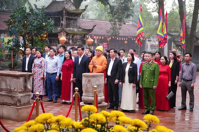 Ban tổ chức d&acirc;ng hương tại ch&ugrave;a C&ocirc;n Sơn.