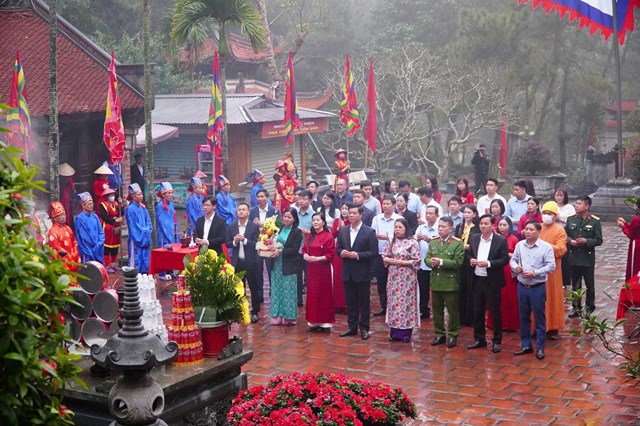Ban tổ chức d&acirc;ng hương tại Đền Nguyễn Tr&atilde;i.