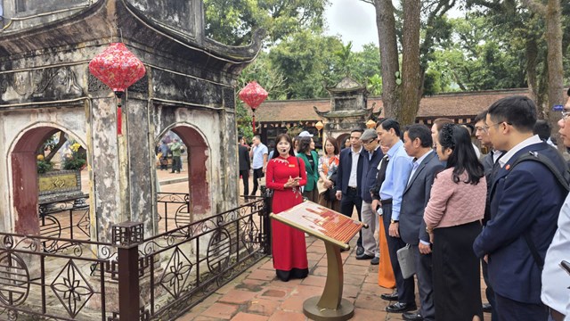 Đ&ocirc;ng đảo du kh&aacute;ch thập phương t&igrave;m về với&nbsp;Lễ hội m&ugrave;a Xu&acirc;n C&ocirc;n Sơn - Kiếp Bạc năm 2026