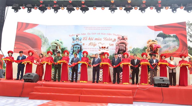&nbsp;C&aacute;c đại biểu cắt băng khai mạc&nbsp;Tuần Văn h&oacute;a, Du lịch v&agrave; X&uacute;c tiến Thương mại năm 2026.&nbsp;(Ảnh: Bản tin VHTTDL HP)
