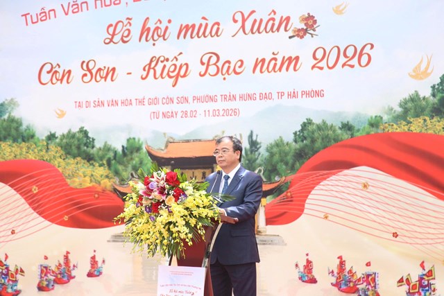 &Ocirc;ng Nguyễn Minh H&ugrave;ng - Ph&oacute; Chủ tịch UBND th&agrave;nh phố Hải Ph&ograve;ng, Trưởng Ban tổ chức Lễ hội m&ugrave;a Xu&acirc;n C&ocirc;n Sơn &ndash; Kiếp Bạc năm 2026 ph&aacute;t biểu tại lễ khai mạc. (Ảnh: Bản tin VHTTDL HP)