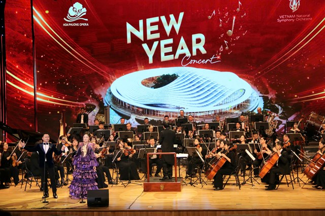 D&agrave;n nhạc giao hưởng Việt Nam v&agrave; c&aacute;c nghệ sĩ, ca sĩ biểu diễn tại buổi khai trương Nh&agrave; h&aacute;t Hoa Phượng. (Ảnh: Chuy&ecirc;n đề ANHP)