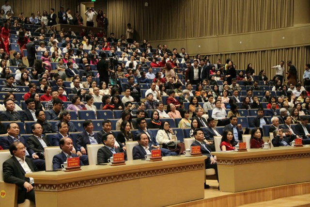 Ph&oacute; Thủ tướng Mai Văn Ch&iacute;nh c&ugrave;ng đại diện Ban, Bộ, ng&agrave;nh Trung ương dự khai trương Nh&agrave; h&aacute;t Hoa phượng. (Ảnh: Chuy&ecirc;n đề ANHP)