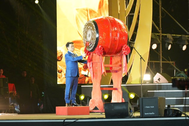 &Ocirc;ng L&ecirc; Ngọc Ch&acirc;u, Uỷ vi&ecirc;n Ban chấp h&agrave;nh Trung ương Đảng, Ph&oacute; B&iacute; thư Th&agrave;nh uỷ, Chủ tịch UBND TP Hải Ph&ograve;ng đ&aacute;nh trống khai hội m&ugrave;a Xu&acirc;n C&ocirc;n Sơn - Kiếp Bạc năm 2026.