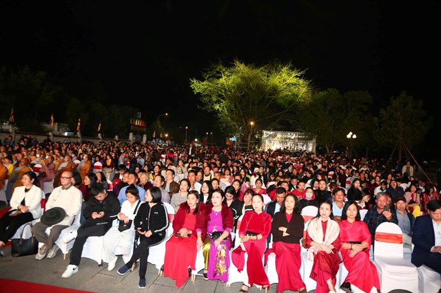 Đ&ocirc;ng đảo người d&acirc;n tham dự Lễ Tưởng niệm.