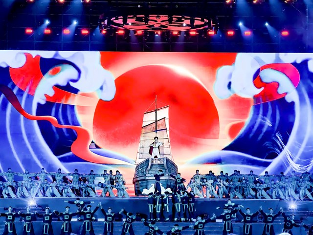 Chương tr&igrave;nh tạo dấu ấn với quy m&ocirc; lớn v&agrave; mức độ đầu tư hiện đại, quy tụ gần 1.000 nghệ sĩ, diễn vi&ecirc;n chuy&ecirc;n nghiệp v&agrave; quần ch&uacute;ng.