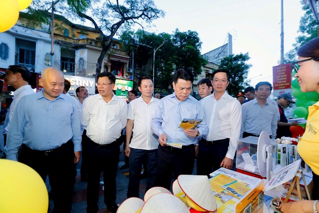 &nbsp;L&atilde;nh đạo th&agrave;nh phố Hải Ph&ograve;ng thăm quan c&aacute;c gian h&agrave;ng.&nbsp;(Ảnh: Cổng th&ocirc;ng tin đi&ecirc;n tử th&agrave;nh phố)