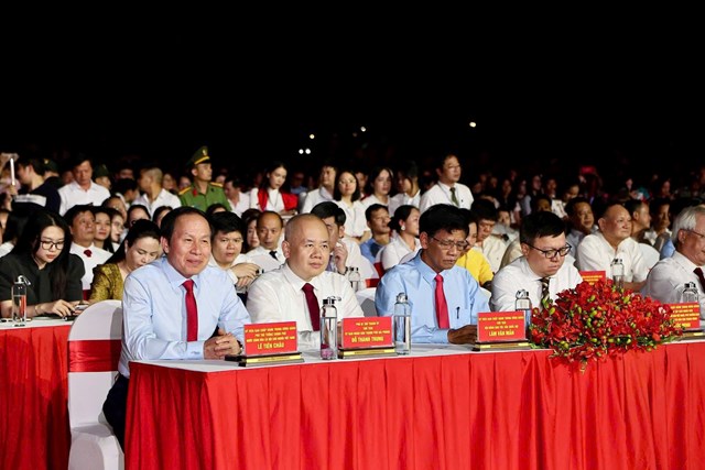 C&aacute;c đồng ch&iacute; l&atilde;nh đạo Trung ương v&agrave; th&agrave;nh phố dự khai mạc Lễ hội Hoa Phượng Đỏ&nbsp;