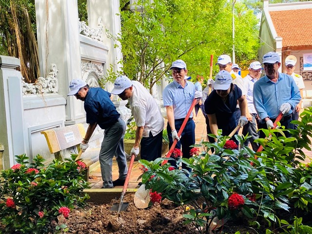 C&aacute;c đại biểu tham gia trồng hoa tại đảo H&ograve;n Dấu