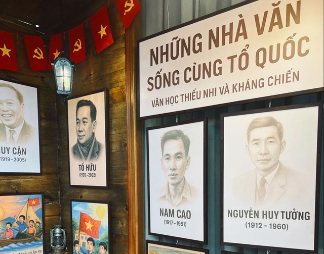 Những bức họa c&aacute;c nh&agrave; văn nổi tiếng của Việt Nam trong thời kỳ kh&aacute;ng chiến đ&atilde; được t&aacute;i hiện sinh động tại một g&oacute;c của qu&aacute;n c&agrave; ph&ecirc;. Ảnh: Cheka Cafe. &nbsp;