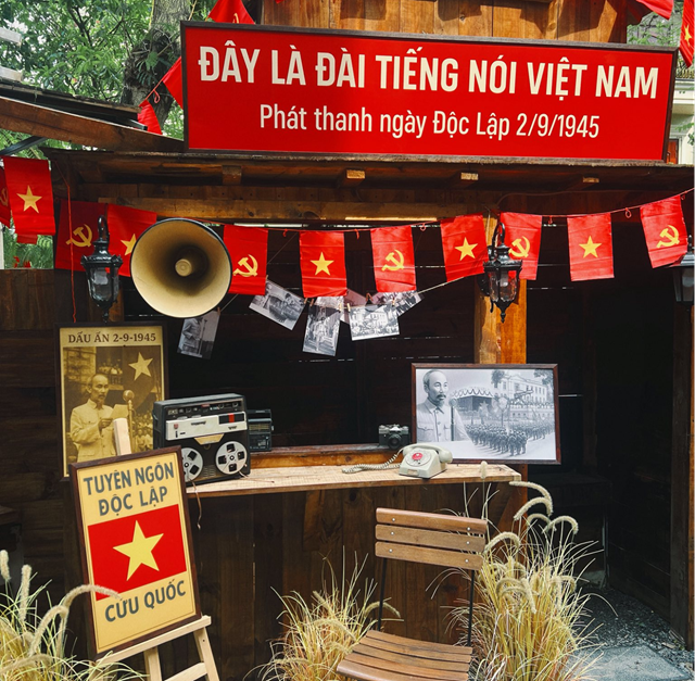 &Acirc;m vang c&acirc;u n&oacute;i &lsquo;Đ&acirc;y l&agrave; Đ&agrave;i Tiếng n&oacute;i Việt Nam&hellip;&rsquo; được t&aacute;i hiện đầy cảm x&uacute;c tại Cheka Cafe. Ảnh: Cheka Cafe &nbsp;