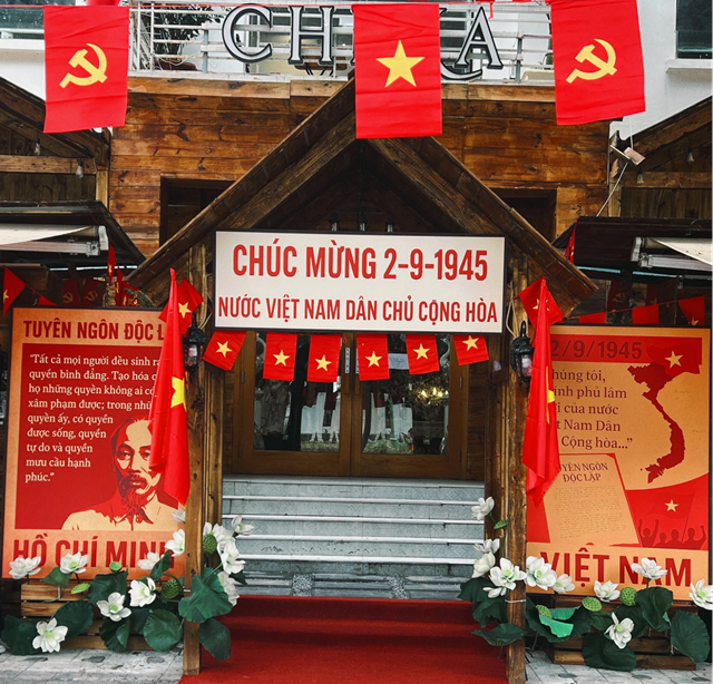 Kh&ocirc;ng gian rực rỡ sắc đỏ tại Cheka Cafe, t&aacute;i hiện kh&ocirc;ng kh&iacute; h&agrave;o h&ugrave;ng mừng 80 năm Quốc kh&aacute;nh 2/9. Ảnh: Cheka Cafe &nbsp;