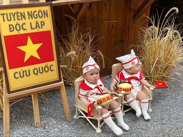Hai &lsquo;chiến sĩ nh&iacute;&rsquo; đ&aacute;ng y&ecirc;u trong bộ đồng phục thiếu nhi, g&otilde; trống rộn r&agrave;ng b&ecirc;n bảng Tuy&ecirc;n ng&ocirc;n Độc lập. Ảnh: Cẩm T&uacute; &nbsp;