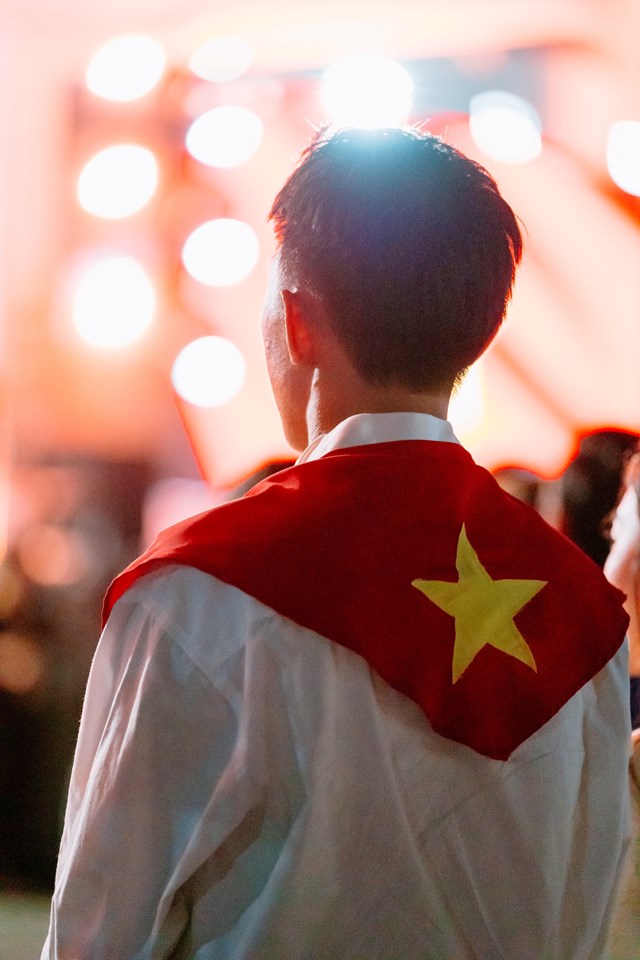 Chiếc khăn in h&igrave;nh l&aacute; cờ đỏ sao v&agrave;ng &ldquo;hot&rdquo; nhất năm nay.