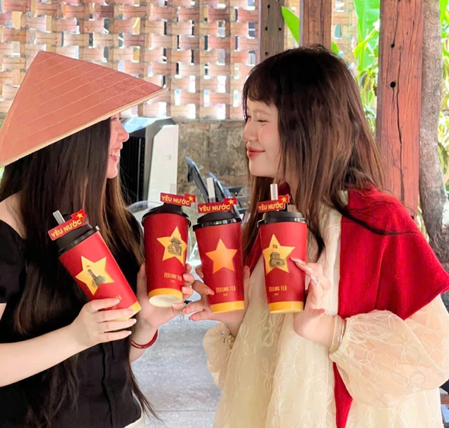 C&aacute;c bạn trẻ h&agrave;o hứng khi trải nghiệm chiếc ly đặc biệt n&agrave;y đến từ qu&aacute;n. Ảnh: Feeling Tea &nbsp;