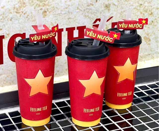 Những chiếc ly phi&ecirc;n bản đặc biệt ng&agrave;y Quốc kh&aacute;nh 2/9 của qu&aacute;n Feeling Tea. Ảnh: Feeling Tea &nbsp;