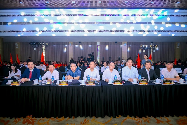 Hội đồng Gi&aacute;m khảo Cuộc thi VietChain Talents 2025 gồm 24 th&agrave;nh vi&ecirc;n, đến từ c&aacute;c đơn vị đầu ng&agrave;nh trong nhiều lĩnh vực trọng yếu &nbsp;