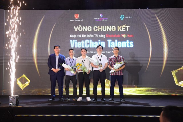 Giải &ldquo;Bệ ph&oacute;ng c&ocirc;ng nghệ&rdquo; với tổng trị gi&aacute; 250 triệu đồng từ Sotatek d&agrave;nh cho đội Loragon &nbsp;