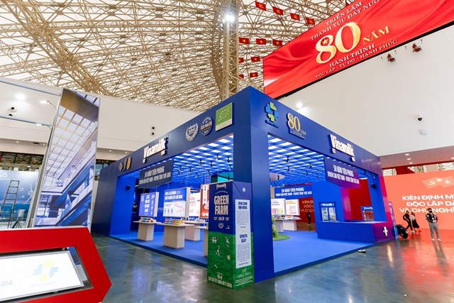 Với sắc xanh rực rỡ v&agrave; thiết kế hiện đại, gian h&agrave;ng Vinamilk nổi bật ngay cổng v&agrave;o kh&ocirc;ng gian &ldquo;Khởi nghiệp kiến quốc&rdquo; - nơi t&ocirc;n vinh vai tr&ograve; của kinh tế tư nh&acirc;n theo tinh thần Nghị quyết 68 của Bộ Ch&iacute;nh trị về ph&aacute;t triển kinh tế tư nh&acirc;n (Ảnh: Duy Cường). &nbsp;