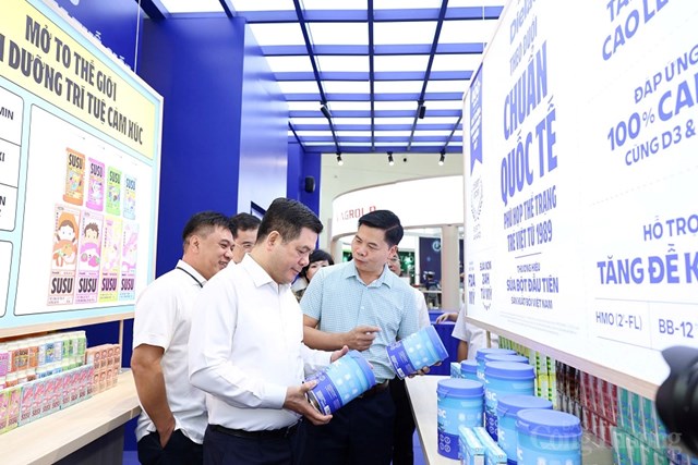 Bộ trưởng Bộ C&ocirc;ng Thương Nguyễn Hồng Di&ecirc;n tham quan v&agrave; kiểm tra gian h&agrave;ng&nbsp;Vinamilk tại khu trưng b&agrave;y (Ảnh: Nam Nguyễn). &nbsp;