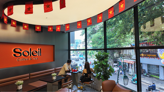 Ngồi tại Soleil Coffee &amp; Tea, bạn vừa nh&acirc;m nhi c&agrave; ph&ecirc; vừa ngắm trọn phố Tr&agrave;ng Thi v&agrave; đo&agrave;n diễu binh, diễu h&agrave;nh 2/9 &nbsp;