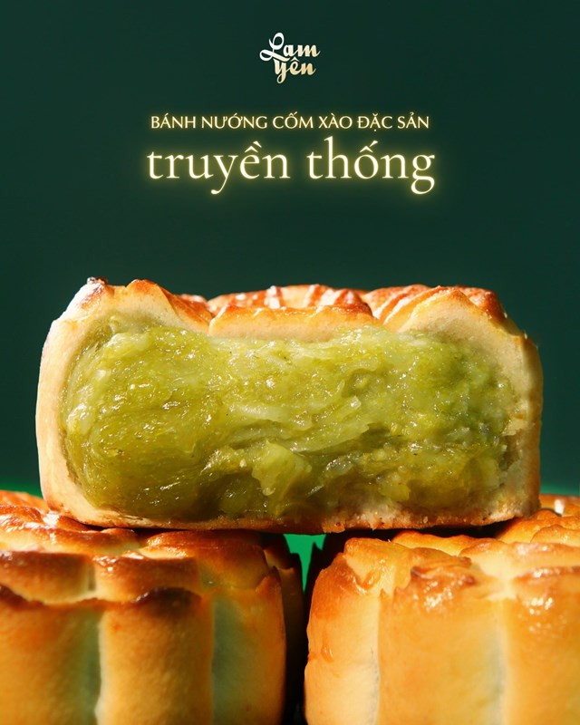 Thương hiệu nổi bật như Lam Y&ecirc;n đ&atilde; nhanh ch&oacute;ng đ&oacute;n đầu xu hướng, kết hợp cốm x&agrave;o tươi với trứng muối trong c&aacute;c d&ograve;ng b&aacute;nh thủ c&ocirc;ng&nbsp;