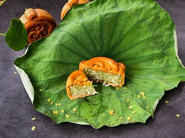 B&aacute;nh Trung Thu nh&acirc;n cốm x&agrave;o dừa cũng hồi sinh mạnh mẽ, trở th&agrave;nh biểu tượng kh&ocirc;ng thể thiếu của m&ugrave;a thu H&agrave; Nội