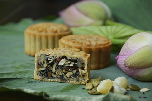 Thị trường b&aacute;nh Trung Thu cũng ghi nhận sự xuất hiện của nhiều d&ograve;ng b&aacute;nh &ldquo;healthy&rdquo; được thiết kế d&agrave;nh ri&ecirc;ng cho người quan t&acirc;m đến sức khỏe