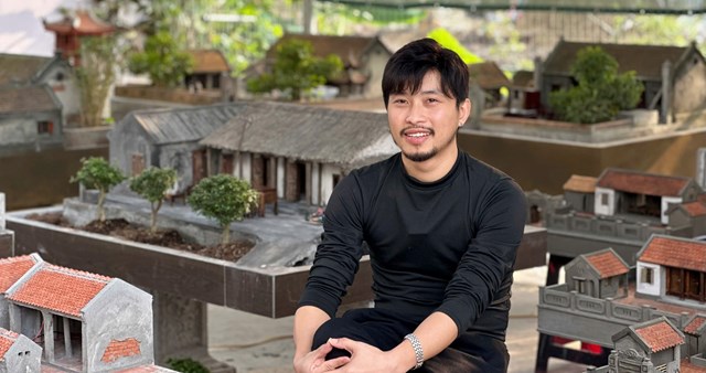 Anh Nguyễn Thế Tuyền, 34 tuổi, người đ&atilde; lưu giữ &ldquo;bản di sản thu nhỏ&rdquo; của v&ugrave;ng qu&ecirc; đồng bằng Bắc Bộ.