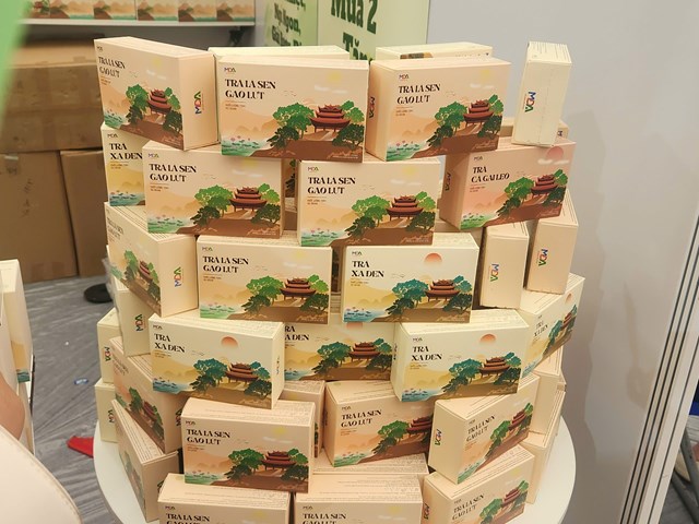 Thiết kế bao bì lấy cảm hứng từ hình ảnh chùa Hương và hồ Quan Sơn- biểu tượng văn hóa của quê hương  