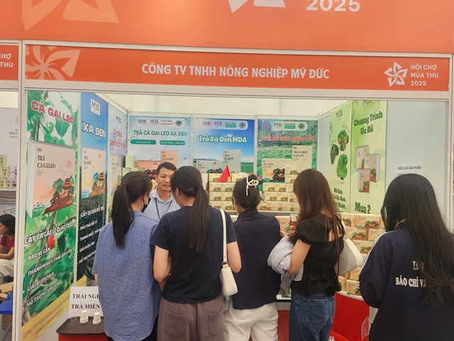 Khách tham quan tìm hiểu sản phẩm trà tại gian hàng  