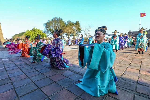 Việc t&aacute;i hiện Lễ Ban s&oacute;c trong ng&agrave;y đầu năm mới kh&ocirc;ng chỉ g&oacute;p phần phục dựng một nghi lễ cung đ&igrave;nh đặc sắc, m&agrave; c&ograve;n lan tỏa những gi&aacute; trị nh&acirc;n văn, tri thức truyền thống...