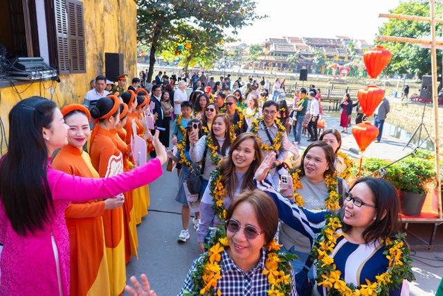 Những du kh&aacute;ch đầu ti&ecirc;n tham quan Đ&ocirc; thị cổ Hội An năm 2026.