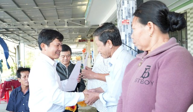 L&atilde;nh đạo UBND x&atilde; Ph&uacute; Lộc trao Giấy chứng nhận quyền sử dụng đất cho c&aacute;c hộ d&acirc;n tại khu t&aacute;i định cư Vụng Than (th&ocirc;n 4, x&atilde; Ph&uacute; Lộc, TP. Huế), cuối th&aacute;ng 12/2025.