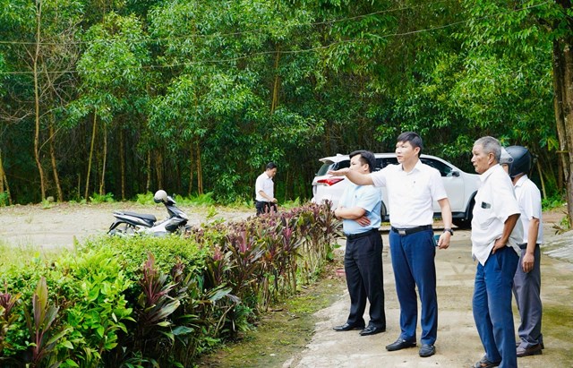 B&iacute; thư Đảng ủy, Chủ tịch HĐND phường Ph&uacute; B&agrave;i L&ecirc; Văn Cường khảo s&aacute;t kiến nghị của c&ocirc;ng d&acirc;n li&ecirc;n quan đến c&ocirc;ng tr&igrave;nh đường b&ecirc; t&ocirc;ng cạnh Trường TH&amp;THCS Ph&uacute; Sơn