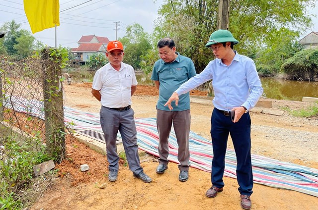 Chủ tịch UBND phường Ph&uacute; B&agrave;i L&ecirc; B&aacute; Minh Hải kiểm tra tiến độ thi c&ocirc;ng c&ocirc;ng tr&igrave;nh đường b&ecirc; t&ocirc;ng TDP 7-9 Thủy Ph&ugrave;