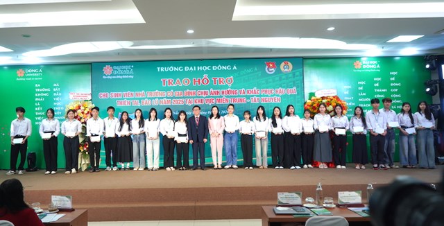 Tại chương tr&igrave;nh, nh&agrave; trường d&agrave;nh 300 triệu đồng trao hỗ trợ đến gần 200 sinh vi&ecirc;n c&oacute; gia đ&igrave;nh bị thiệt hại nặng nề trong c&aacute;c đợt thi&ecirc;n tai, b&atilde;o lũ 2025 khu vực miền Trung &ndash; T&acirc;y Nguy&ecirc;n.