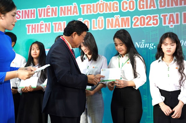 Nahf trường cũng trao 30 suất học bổng Chương tr&igrave;nh mục ti&ecirc;u quốc gia ph&aacute;t triển kinh tế- x&atilde; hội v&ugrave;ng đồng b&agrave;o d&acirc;n tộc thiểu số v&agrave; miền n&uacute;i tỉnh Gia Lai.