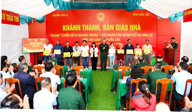Qu&acirc;n khu 5 tổ chức lễ kh&aacute;nh th&agrave;nh, b&agrave;n giao nh&agrave; ở cho c&aacute;c hộ gia đ&igrave;nh c&oacute; nh&agrave; bị sập, đổ do mưa lũ, thuộc đợt 1 của Chiến dịch &ldquo;Quang Trung&rdquo; cho c&aacute;c hộ d&acirc;n tại x&atilde; Tuy An Đ&ocirc;ng, tỉnh Đắk Lắk - Ảnh: Nhật Anh