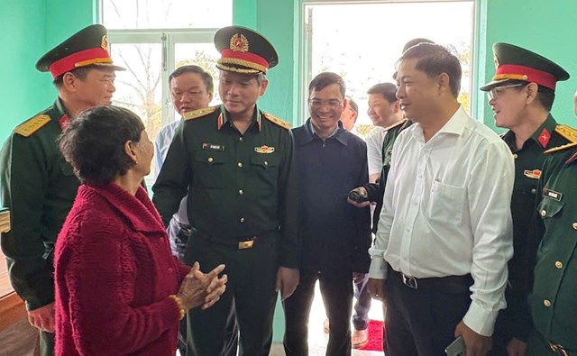 Trung tướng L&ecirc; Ngọc Hải, Tư lệnh Qu&acirc;n khu 5 động vi&ecirc;n, ch&uacute;c mừng c&aacute;c hộ d&acirc;n tại th&ocirc;n Ph&uacute; Hữu (X&atilde; H&ograve;a Thịnh, tỉnh Đắk Lắk) được b&agrave;n giao nh&agrave; mới trong đợt 1 - Ảnh: Văn M&acirc;y.&nbsp;