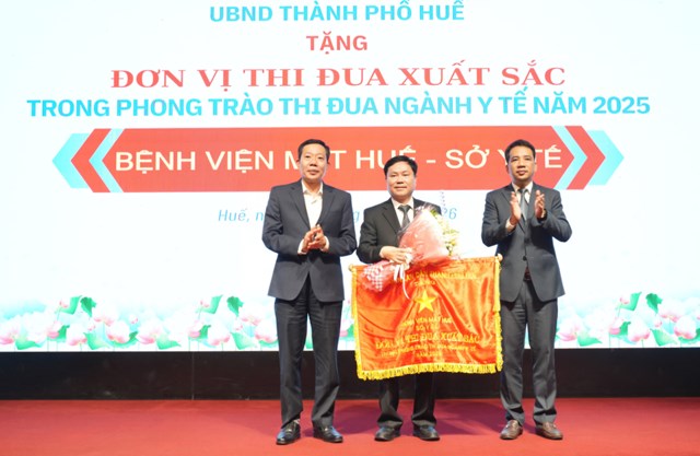L&atilde;nh đạo th&agrave;nh phố trao Cờ đơn vị thi đua xuất sắc năm 2025 cho Bệnh viện Mắt Huế