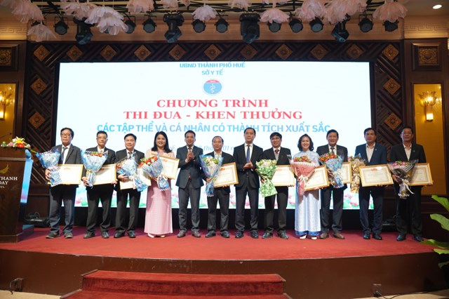 Nhiều tập thể, c&aacute; nh&acirc;n ti&ecirc;u biểu trong to&agrave;n ng&agrave;nh Y tế th&agrave;nh phố cũng được tuy&ecirc;n dương, khen thưởng v&igrave; c&oacute; th&agrave;nh t&iacute;ch xuất sắc trong thực hiện nhiệm vụ năm 2025